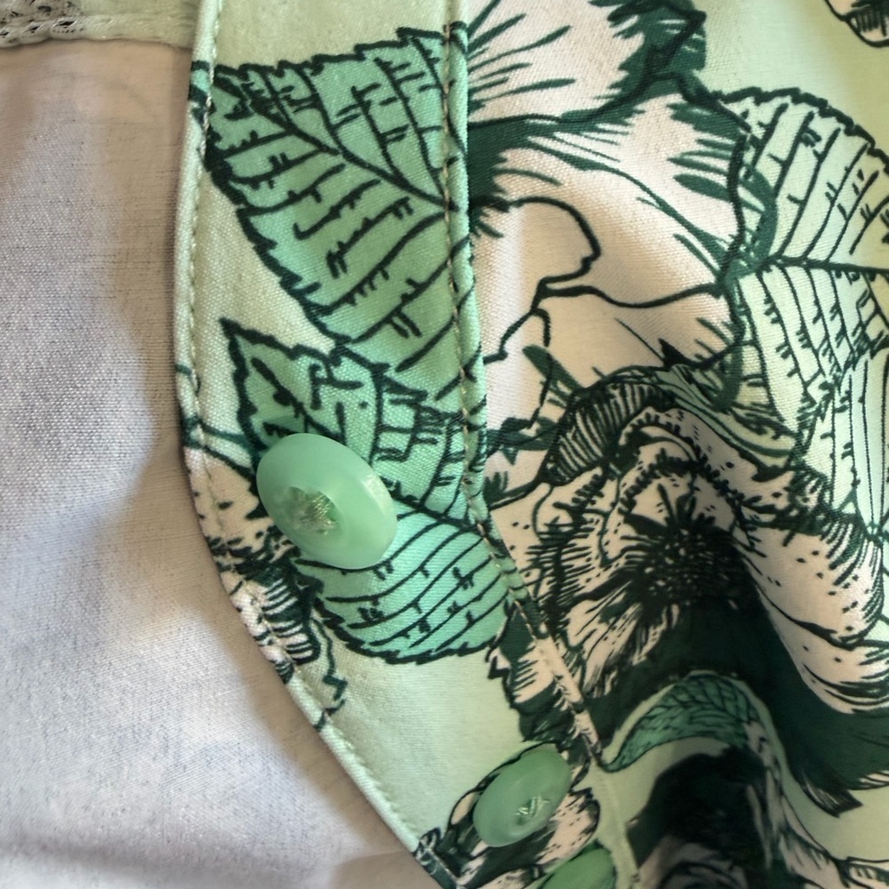 Duluth Trading Co Green and White Floral Top - Picture 9 of 9